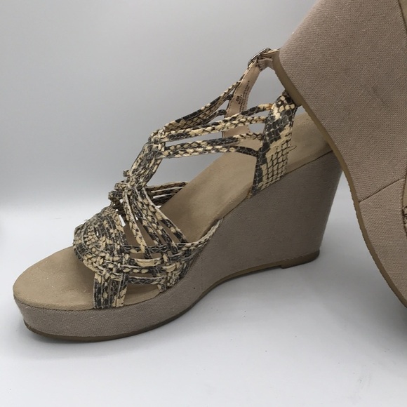 Impo Wizzy painted python print wedge sandals, size 8M - Picture 5 of 8